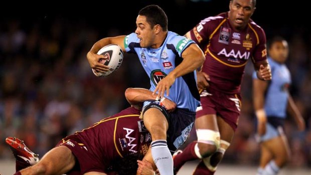 Loose carry &#8230; Should players such as Jarryd Hayne be rewarded for carrying the ball this way?