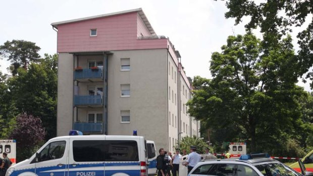 Eviction notice resulted in the death of five people ... policemen stand in front of the apartment block in southern Germamy where a gunman took several people hostage.