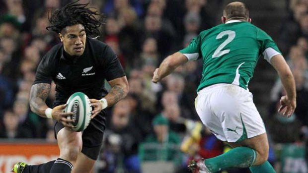 New Zealand centre Ma'a Nonu challenges Ireland's hooker Rory Best.