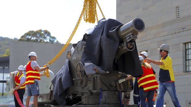 A WWI howitzer,
weighing 7.5 tonnes, being lowered into place in the grounds of the Australian War Memorial. 