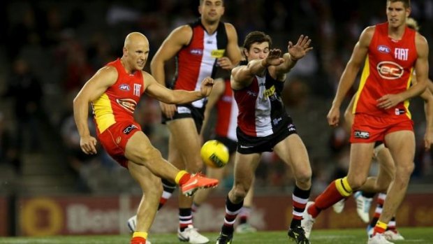 Saint Lenny Hayes fails to smother a kick from Gary Ablett.