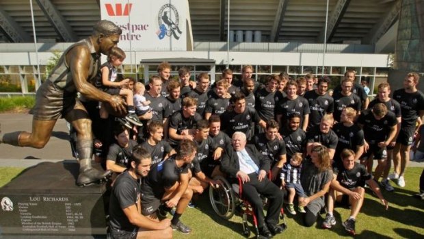Centre of attention: Lou Richards surrounded by family and Collingwood players on Thursday.