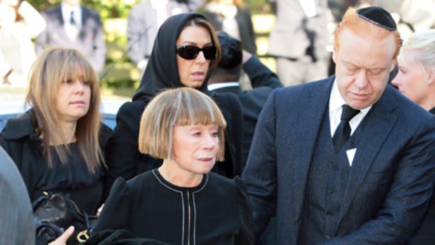 Richard Pratt's son Anthony leads widow Jeanne and daughters Fiona (rear left) and Heloise (rear right) into the synagogue.