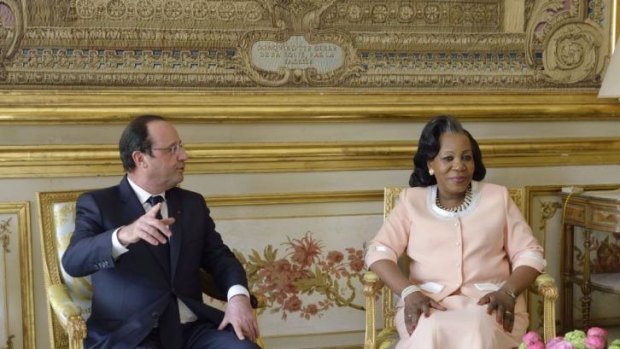 French President Francois Hollande  speaks with CAR President Catherine Samba-Panza in Paris. 