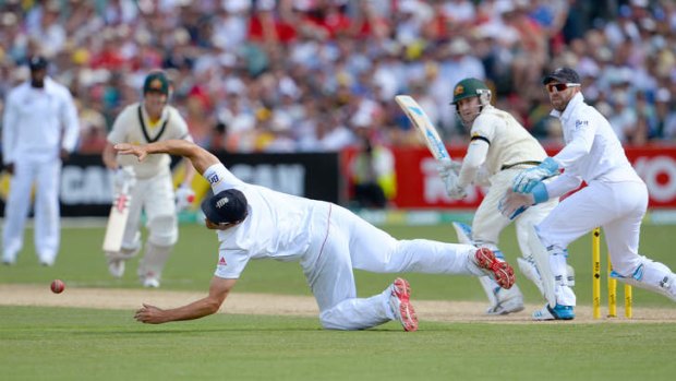 England captain Alastair Cook (center) is unable to put an end to Michael Clarke.