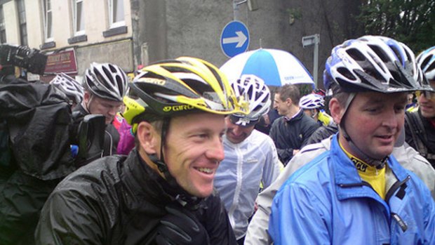 Lance Armstrong leads the pack in Glasgow.