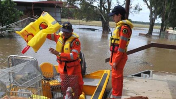 SES volunteers rescue birds from a property west of Wagga Wagga.