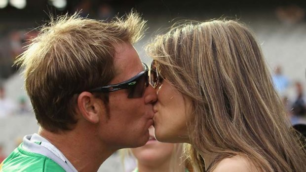 Shane Warne and Liz Hurley get close at the MCG before last night's match.