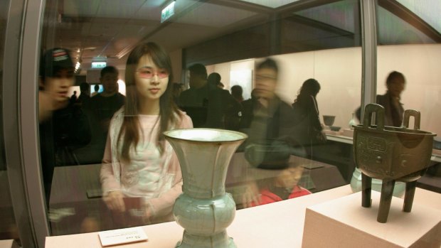 A5ANJW The National Palace Museum in Taipei Girl looking at display of ancient vase and bronze pot. The National Palace Museum, Taiwan
tra28taiwan