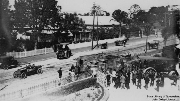 The Mephisto is moved into place outside the old Queensland Museum at Bowen Hills in 1919.