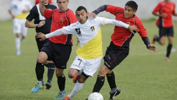 Not always on their best behavior: A Papa Francisco player vies with the two opponents.