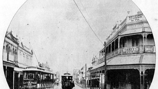 Trams travelling on Stanley Street, Woolangabba, near the pub in 1900.