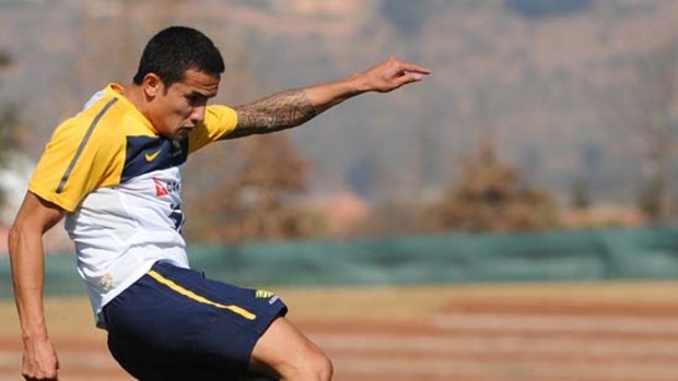 Tim Cahill trains with the Socceroos.