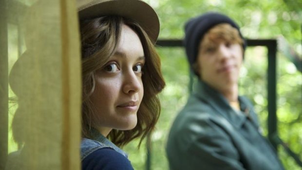 Olivia Cooke as Rachel and Thomas Mann as Greg in Me and Earl and the Dying Girl.