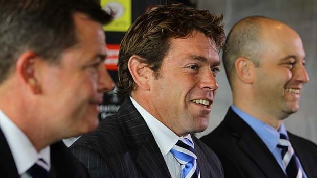 Bulldogs halfback Brett Kimmorley, flanked by Bulldogs head coach Kevin Moore (L) and CEO Todd Greenberg, announces that his NRL career will finish in two weeks.