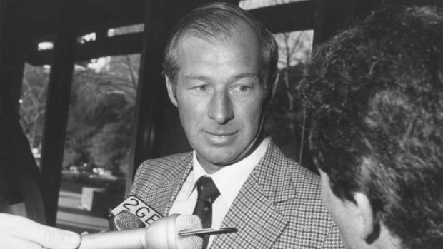 NSW detective Roger Rogerson speaks to the media at Police Headquarters in 1985.