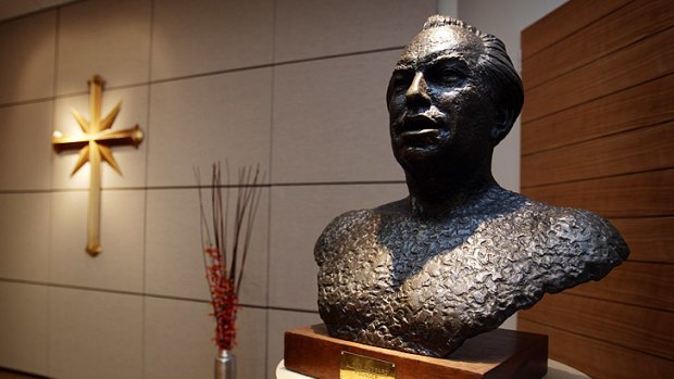 A bust of L. Ron Hubbard.