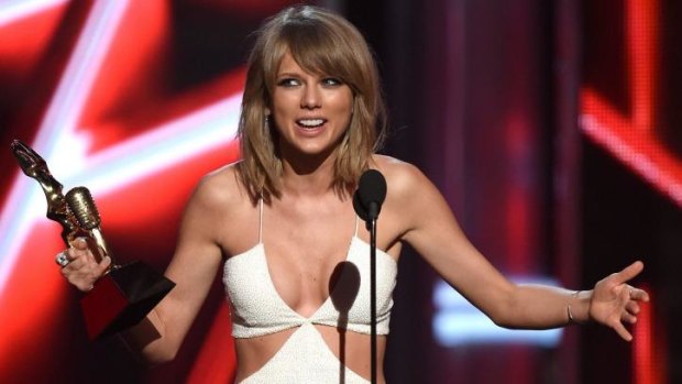 Taylor Swift accepts the Billboard chart achievement award.