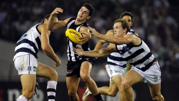 Scott Pendlebury and Joel Selwood fight for the ball. 
