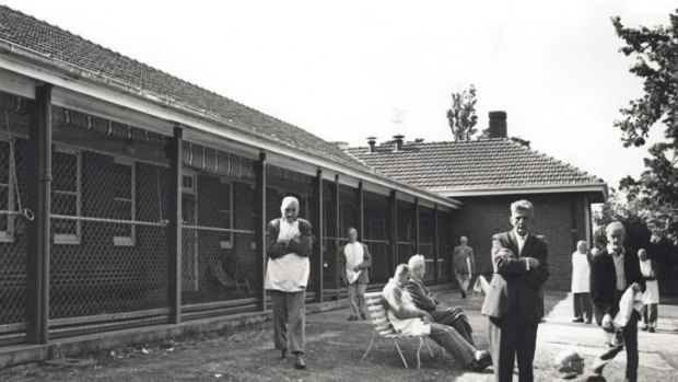 Credit line: Patients in locked ward C; airing court, Bundoora Repatriation Hospital, 1970.