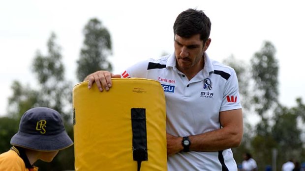 Collingwood forward Quinten Lynch says he needs a glove due to his injured finger (seen below).