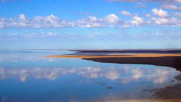 Lake Eyre's contrasting colours.