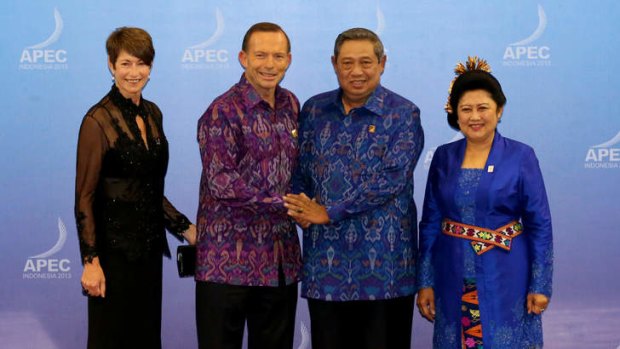 PM Tony Abbott and his wife Margie are welcomed by President Susilo Bambang Yudhyono and Ibu Ani Yudhoyono as they arrive for the APEC Gala Dinner.