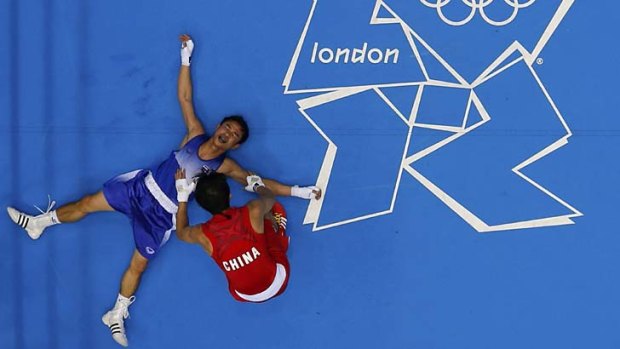Despair ... Kaeo Pongprayoon drops to the floor after China's Zou Shiming was awarded the bout.