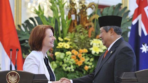 Australian Prime Minister Julia Gillard and Indonesian President Susilo Bambang Yudhoyono shake hands after a joint press conference at the presidential palace in Jakarta on November 2, 2010.  AFP PHOTO / ROMEO GACAD