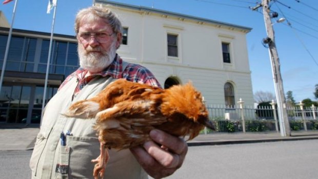 Alan 'Swampy' Marsh and one of his dead chooks in Port Fairy, 2013.