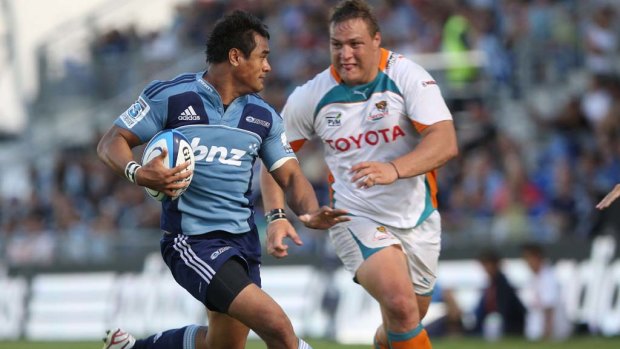 Coenie Oosthuisen of the Cheetahs looks to tackle Isaia Toeava of the Blues.