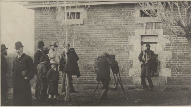 Joe Byrne's body outside Benalla Police Station, sepia photograph by JW Lindt, June 29, 1880.