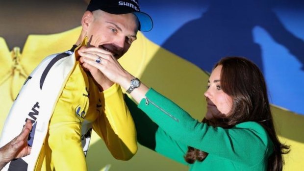 Duchess of Cambridge awards the overall race leader's yellow jersey to Marcel Kittel of German.