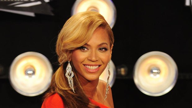 Beyonce arrives at the 2011 MTV Video Music Awards and shows off her baby bump.
