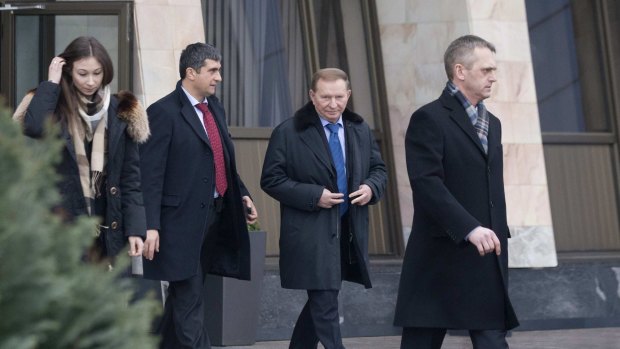 Former Ukrainian President Leonid Kuchma, second from the right, arrives for Ukraine peace talks in Minsk on January 31, 2015. 
