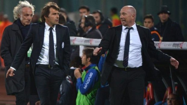 Juve coach Antonio Conte and Catania coach Rolando Maran (right) leave the pitch after veing expelled by the referee.