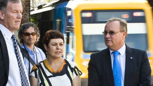 Rob Hulls and Transport Minister Lynne Kosky inspect a Metro train.