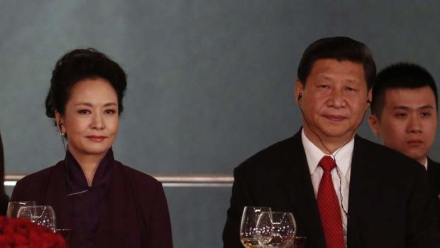 China's President Xi Jinping and first lady Peng Liyuan listen to a speech in Mexico, days ahead of US-China summit.