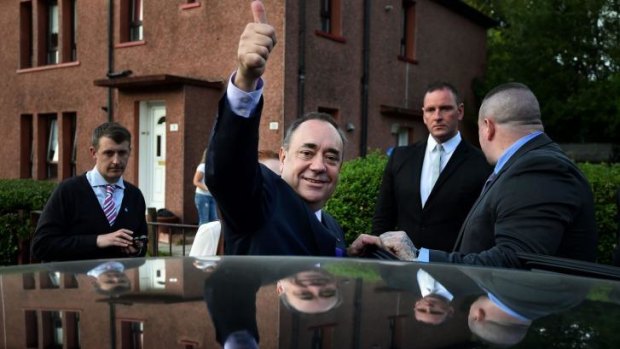 Alex Salmond campaigning on a Glasgow housing estate.