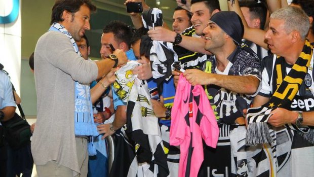 Hero's welcome ... Alessandro Del Piero signs autographs at Sydney Airport.