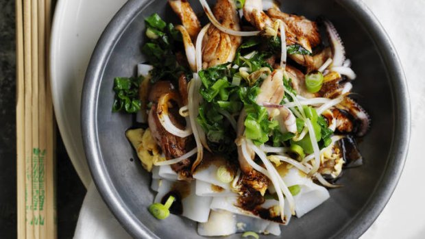 Stir-fried rice noodles with chicken and squid.