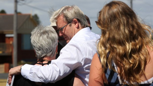 Kevin Rudd flew into Warrnambool to visit Leon and Joan Davey at their home for a BBQ and talk about their lost son and his family.