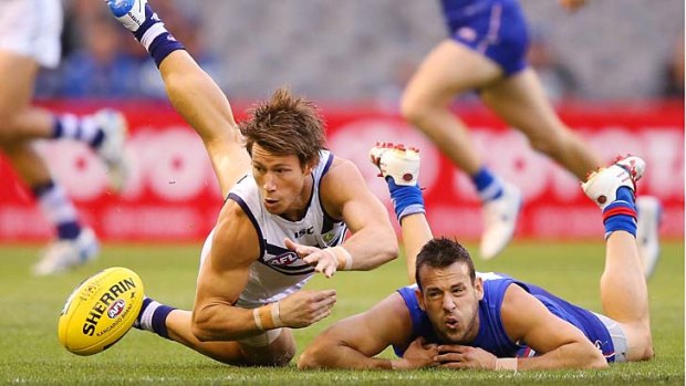 Lee Spurr (L) of the Dockers and Tory Dickson of the Bulldogs.