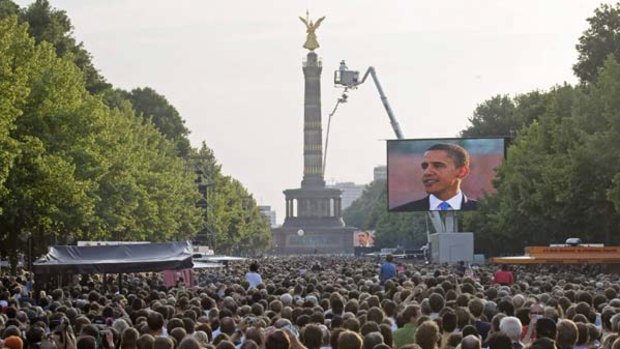 A crowd estimated at 200 000 packs Berlin's Tiergarten Park to hear Barack Obama's speech in front of the Victory Column