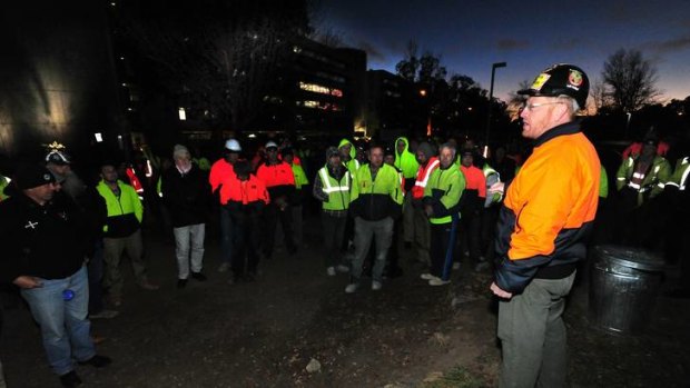 ACT CFMEU Branch secretary Dean Hall speaks to workers at the Lend Lease site in Barton.