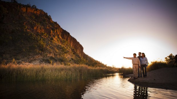 RT旅游和晚餐在星空下在艾丽斯斯普林斯。