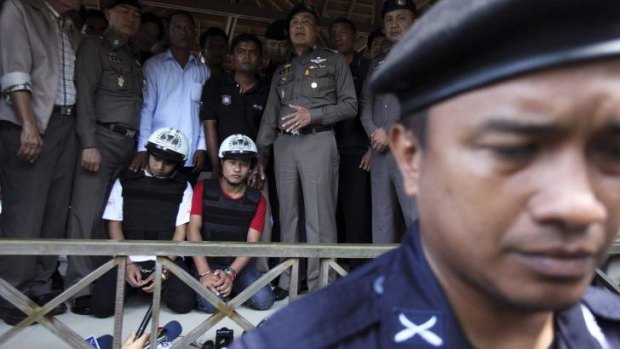 Thai national police chief Somyot Poompanmoung (centre) stands next to the two suspected of killing the British tourists.