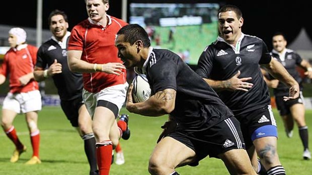 Hosea Gear of the New Zealand Maori runs over to score the match-winning try.