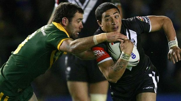 New Zealand's Kevin Locke is tackled by Cameron Smith.