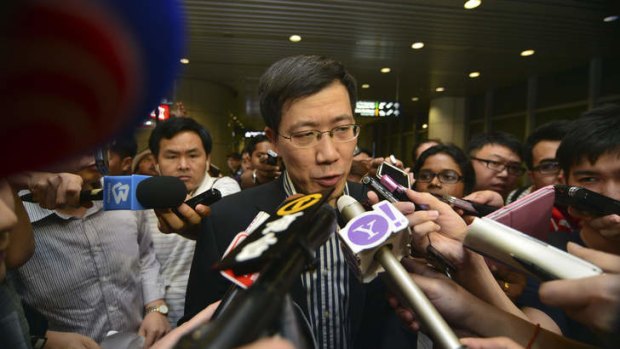 Guo Shaochun, the head of a joint working group in charge of finding the missing Malaysia Airlines plane, is bombarded by questions from the press.